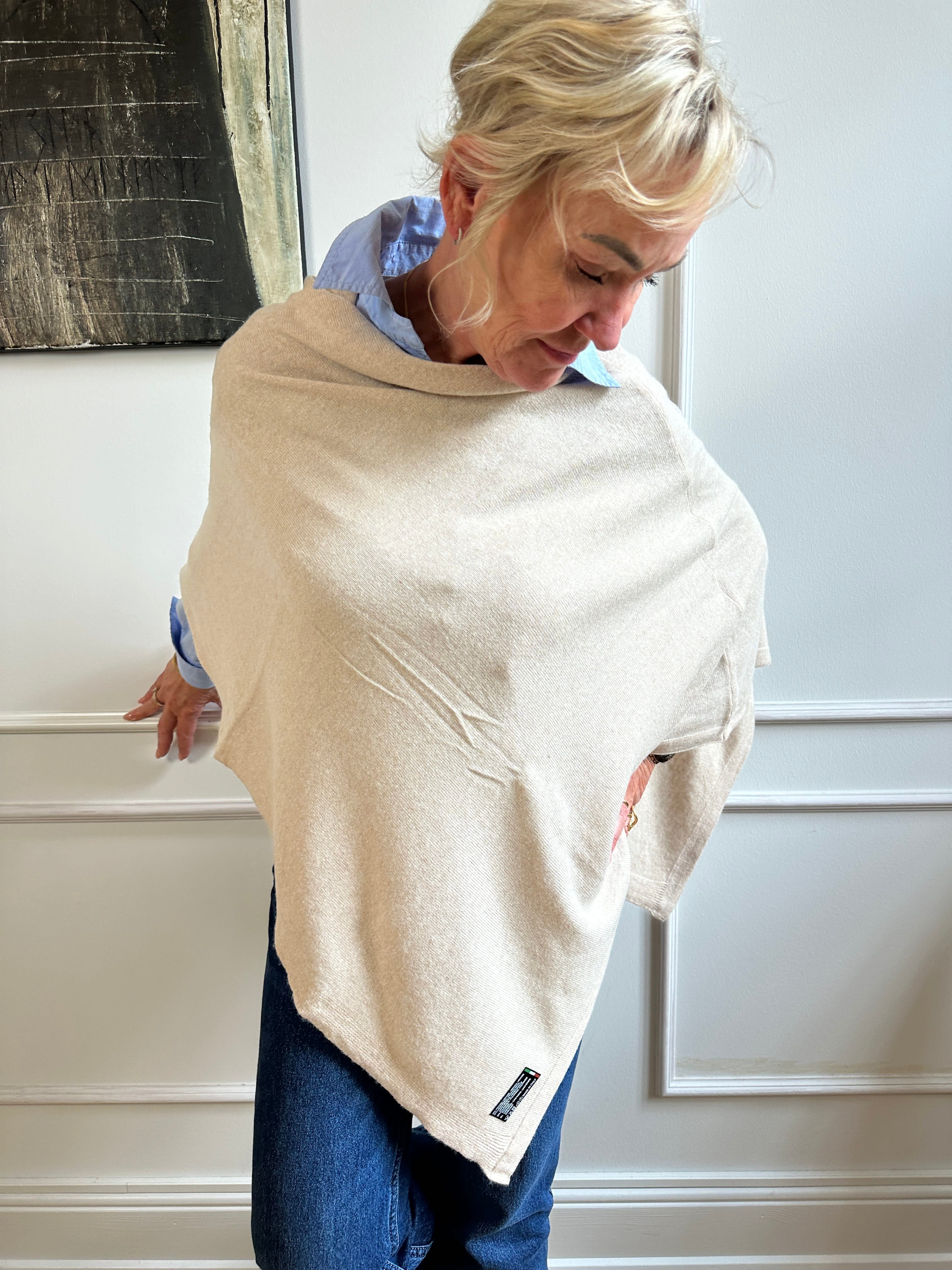 Poncho i 5% cashmere - Creme Uldplaiden.dk