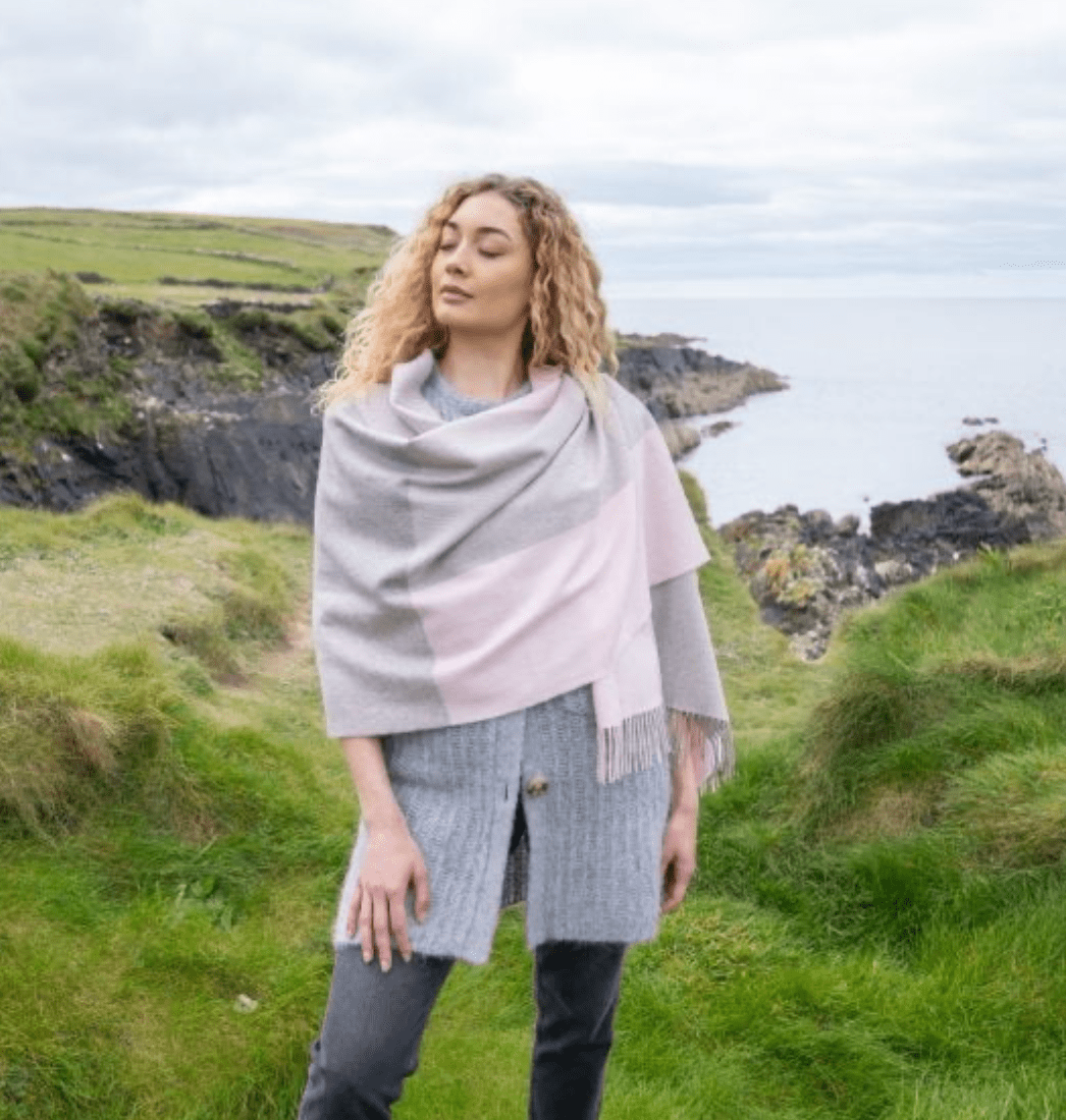 Sjal i 100% Merinould - Baby pink i tern Tørklæder og sjaler Uldplaiden