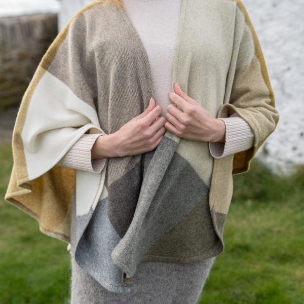 Poncho med lammull