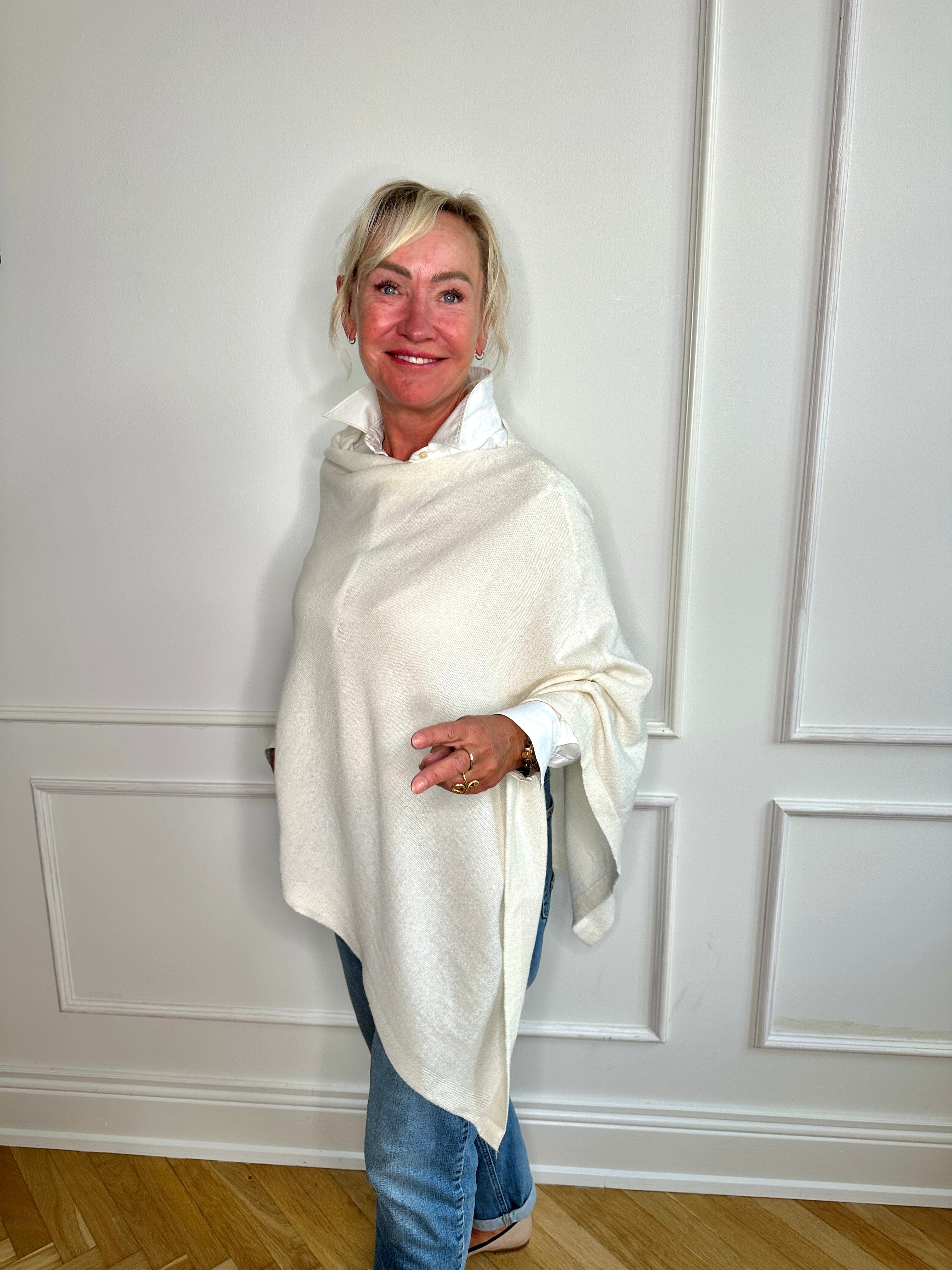 Poncho i 5% cashmere - Off white Uldplaiden.dk