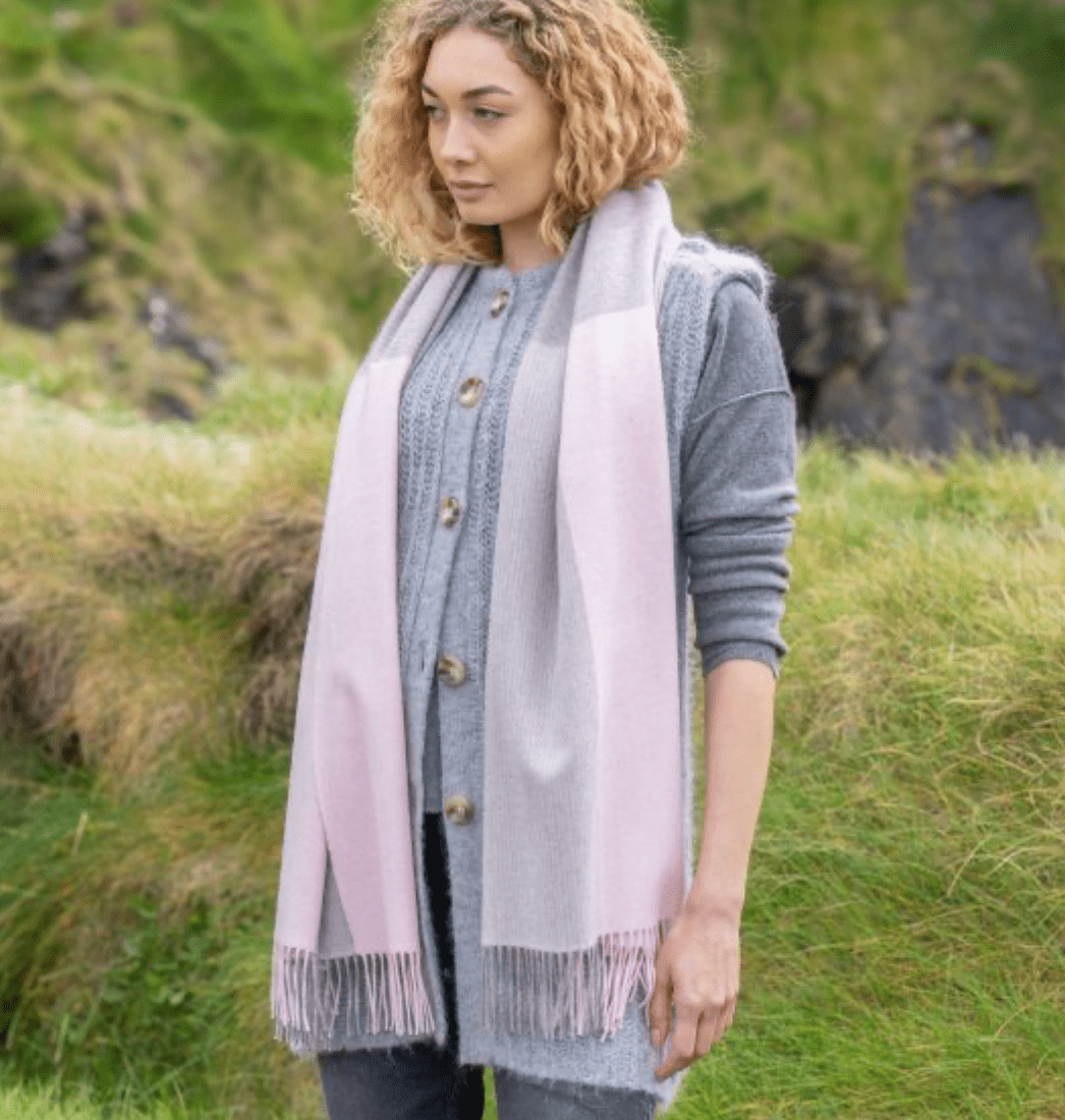 Sjal i 100% Merinould - Baby pink i tern Tørklæder og sjaler Uldplaiden