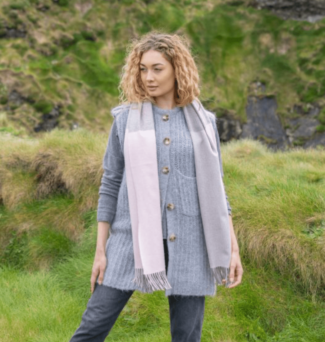 Sjal i 100% Merinould - Baby pink i tern Tørklæder og sjaler Uldplaiden