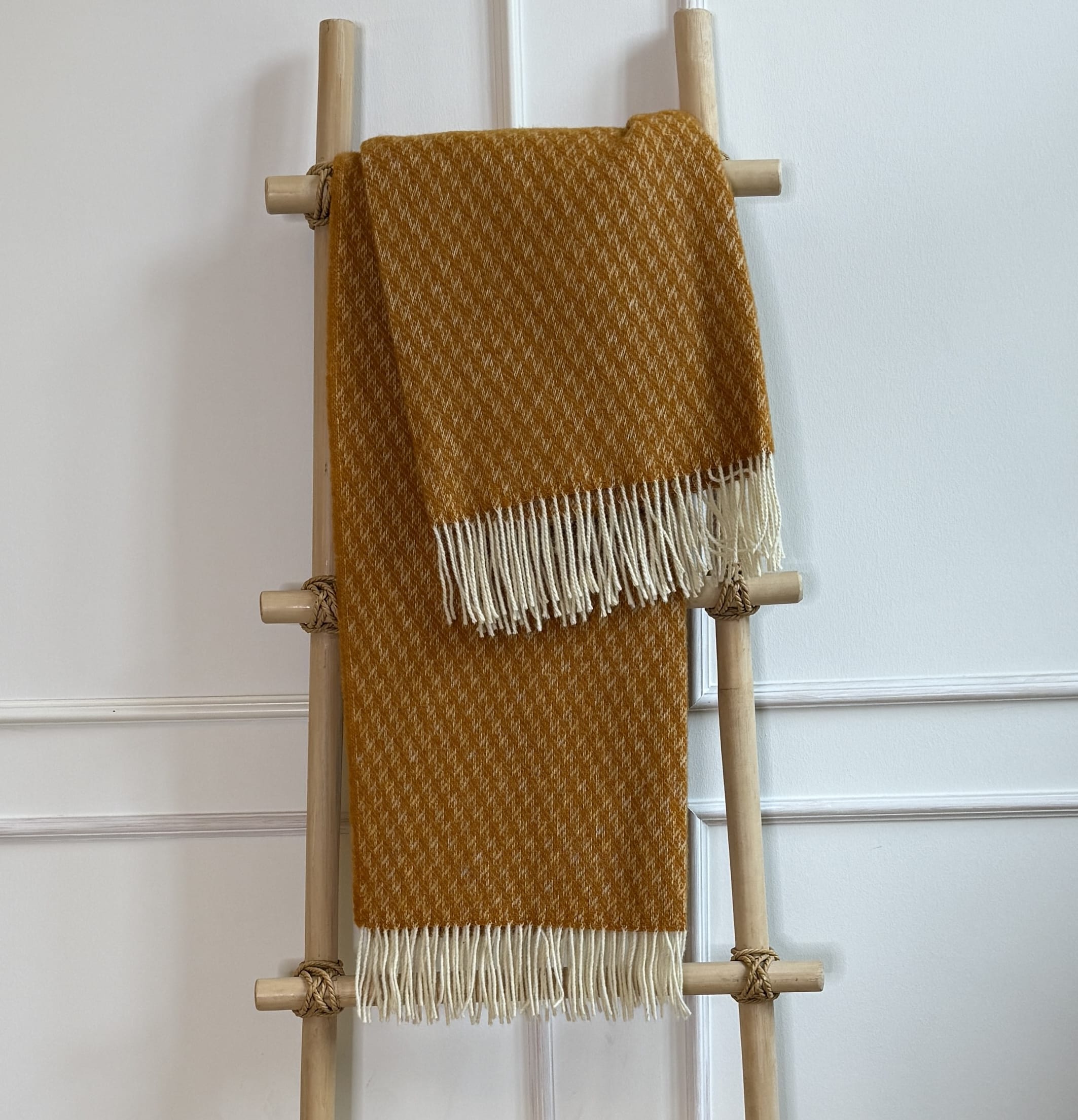 Uldplaid i 100% newzealandsk uld - Mustard Gul m. mønster Uldplaid Uldplaiden